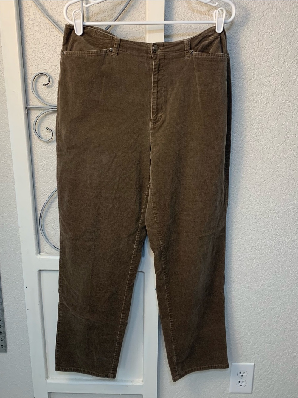 Women’s Corduroy Straight-Leg Pants in Dark Brown